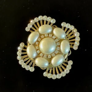 elegant pearl flower brooch