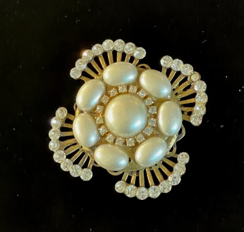 elegant pearl flower brooch